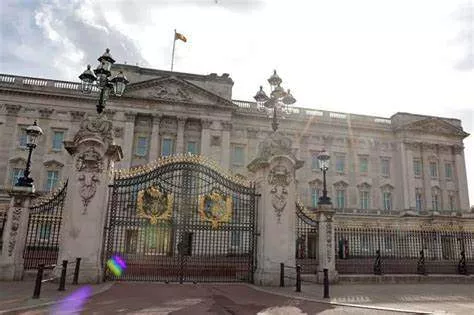 Man Crashes Car Into Buckingham Palace Gates