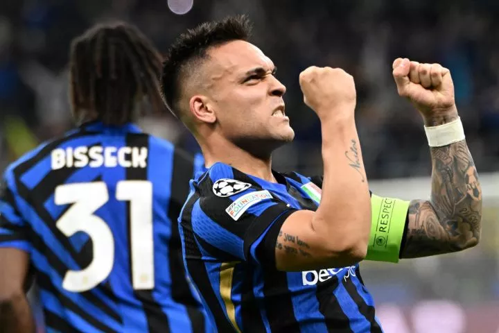 epa12078642 Inter Milans Lautaro Martinez celebrates after scoring the 1-0 goal during the UEFA Champions League semifinal 2nd leg soccer match between Inter Milan and FC Barcelona, in Milan, Italy, 06 May 2025. EPA-EFE/DANIEL DAL ZENNARO