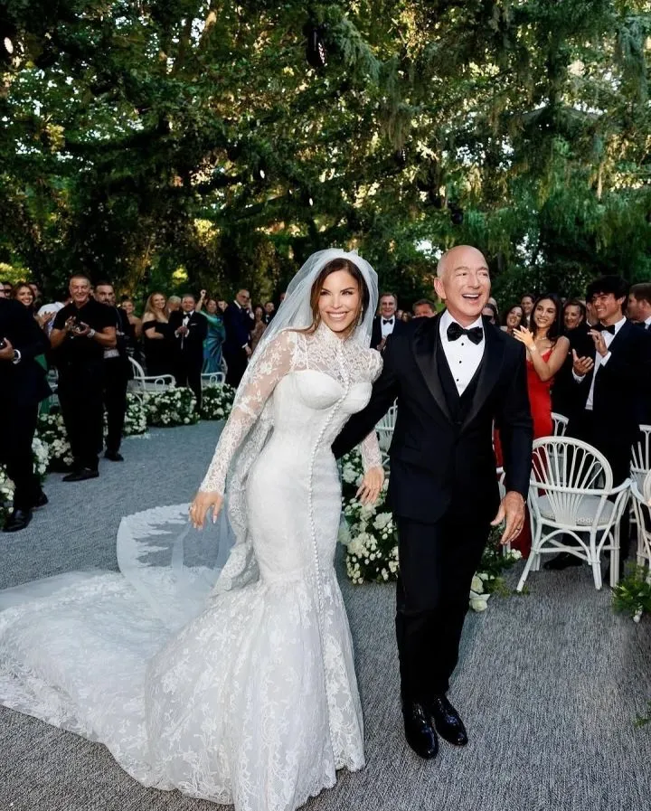 Billionaire, Jeff Bezos And Lauren Sanchez Tie The Knot In Star-Studded Venice Wedding (Photos) Billionaire, Jeff Bezos And Lauren Sanchez Tie The Knot In Star-Studded Venice Wedding (Photos)