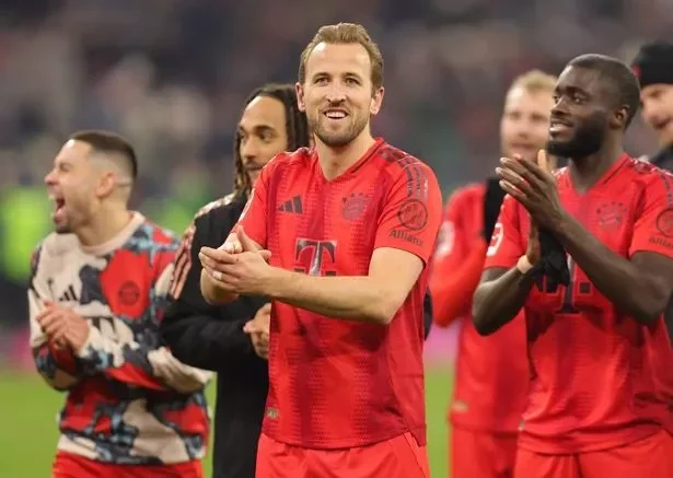 Harry Kane of Bayern Munich celebrates with his teammates