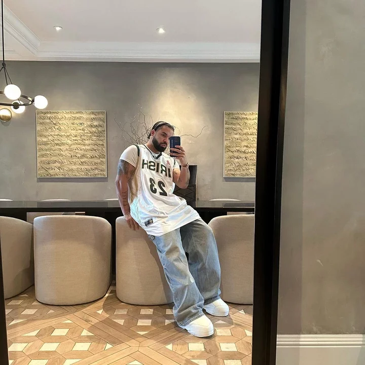A mirror selfie of Drake.