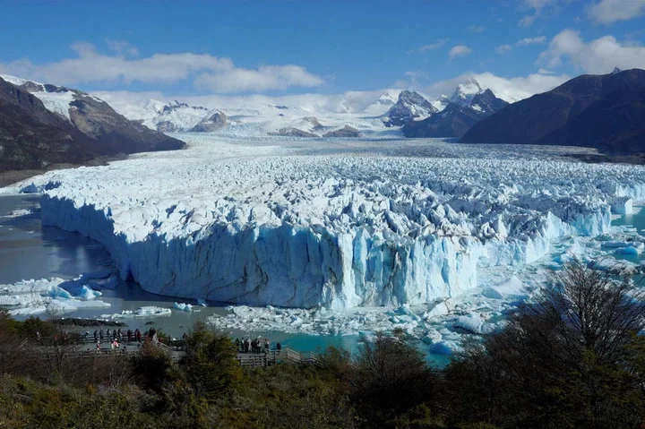 Argentina's huge ice wall is a surprise tourist attraction. It's now falling apart Argentina's huge ice wall is a surprise tourist attraction. It's now falling apart