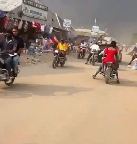 'Even the breeze is against the valentine' - Single people overjoyed after heavy wind ru!ns Valentine's gift items at a local market (WATCH)