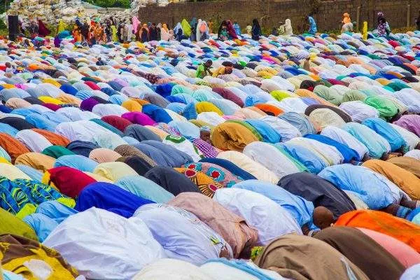 Muslims worldwide celebrate end of fasting month of Ramadan