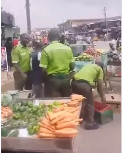 'Have mercy on us' - Moment Lagos state government seizes traders' goods displayed along the highway