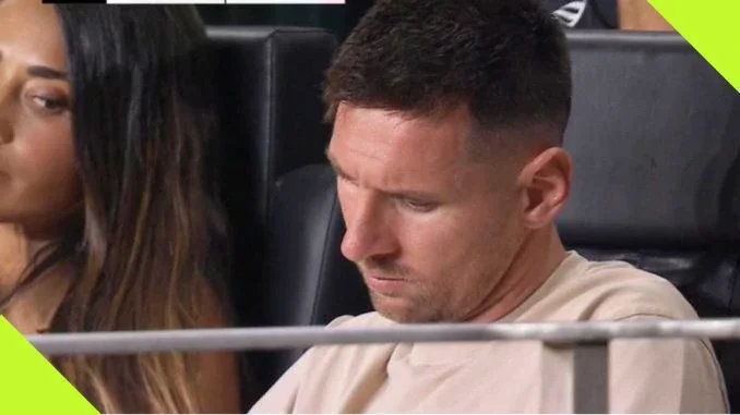 Photo of Lionel Messi's Wife Spying on Him Holding Phone Goes Viral