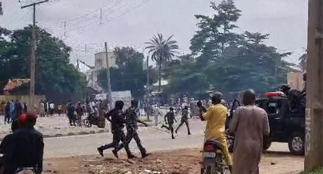 Police Fire Teargas as Protesting Youths Vow to Storm Emir's Palace [VIDEO]
