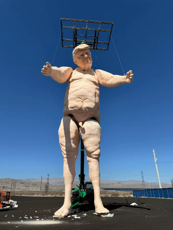 43-foot-tall n@k�d Donald Trump puppet debuts in Las Vegas (photos)