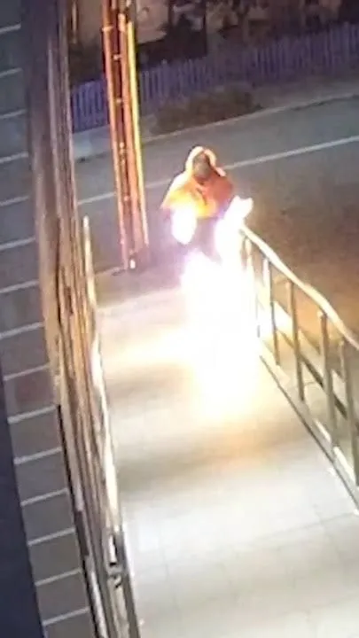 Man sets himself ablaze while burning salon (video) Man sets himself ablaze while burning salon (video)