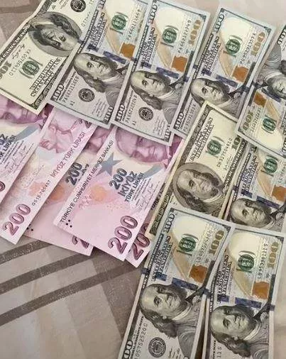 Nigerian Lady Flaunts Different Currencies She Makes From Casino Work Abroad (Video)