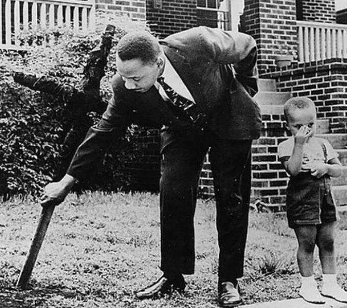 Martin Luther King Jr. Removing A Burnt Cross From His Front Yard In 1960