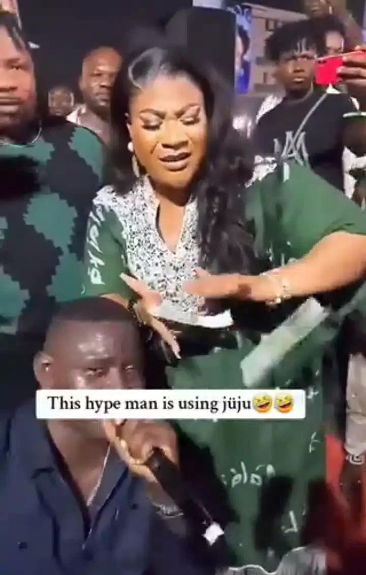 'Money dey Nollywood' - Nkechi Blessing captivates netizens as she makes it rain funds at a party