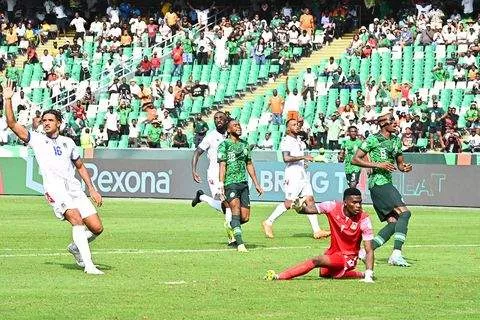 Victor Osimhen in dismay after a crucial chance, Group A game, Nigeria vs Equatorial Guinea, with Owono watching. (Photo Credit: Imago)
