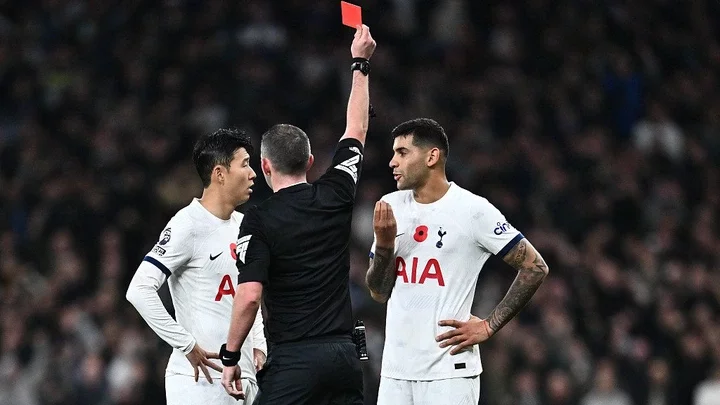 Cristian Romero (R) of Tottenham receives a red card from referee Michael Oliver during their Premier League clash with Chelsea in London, England, November 6, 2023. /CFP