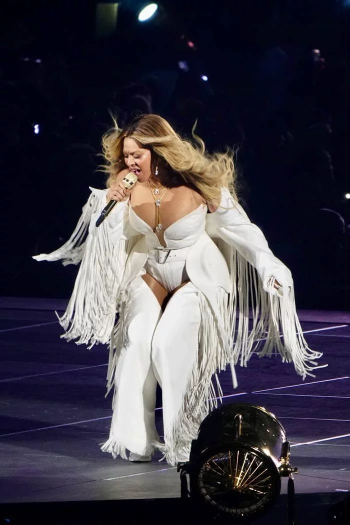 People Are Shocked After Beyoncé Seemingly Experienced A Terrifying Stage Malfunction Involving Literal Robots People Are Shocked After Beyoncé Seemingly Experienced A Terrifying Stage Malfunction Involving Literal Robots
