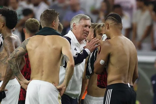 Carlo Ancelotti speaks to Casemiro after Manchester United lost to Real Madrid