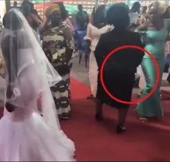 Hilarious moment clergywoman scolded lady for shaking her backside in church (Watch)
