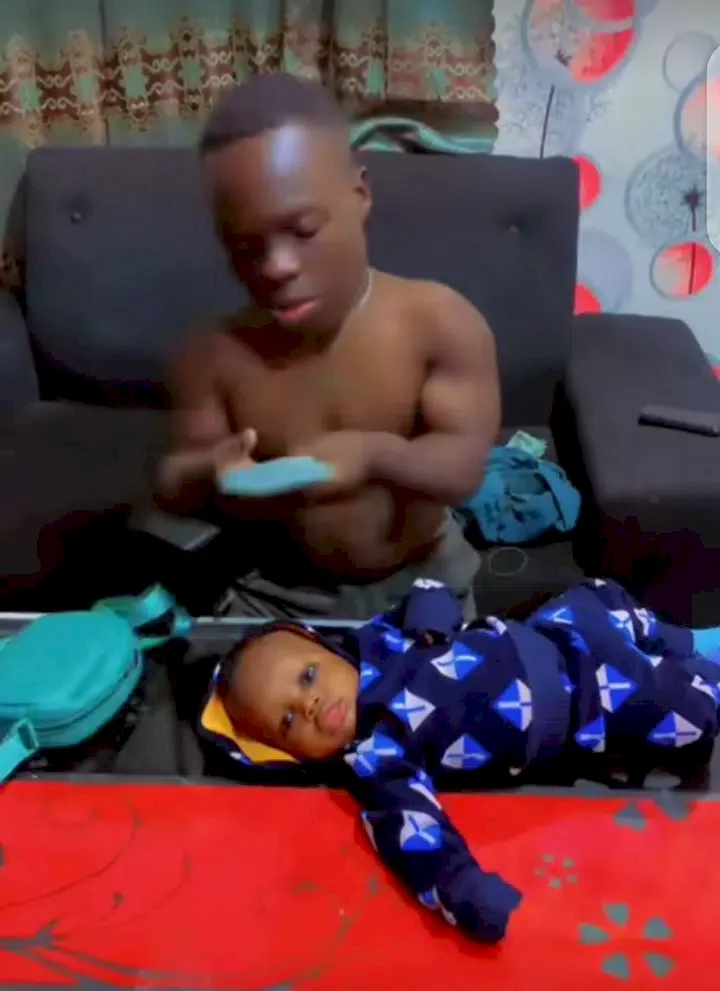 'He go still pack am' - Video trends as Shatta Bandle sprays wads of cash on his newborn