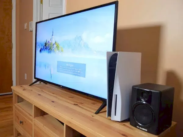 Lady recounts how she nearly destroyed boyfriend's PS5 because she thought he's cheating