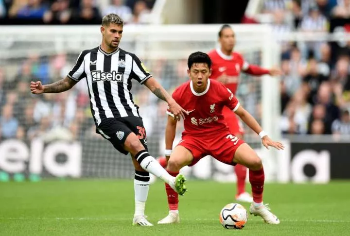 Bruno Guimaraes (L) of Newcastle in action against Wataru Endo (R) of Liverpool