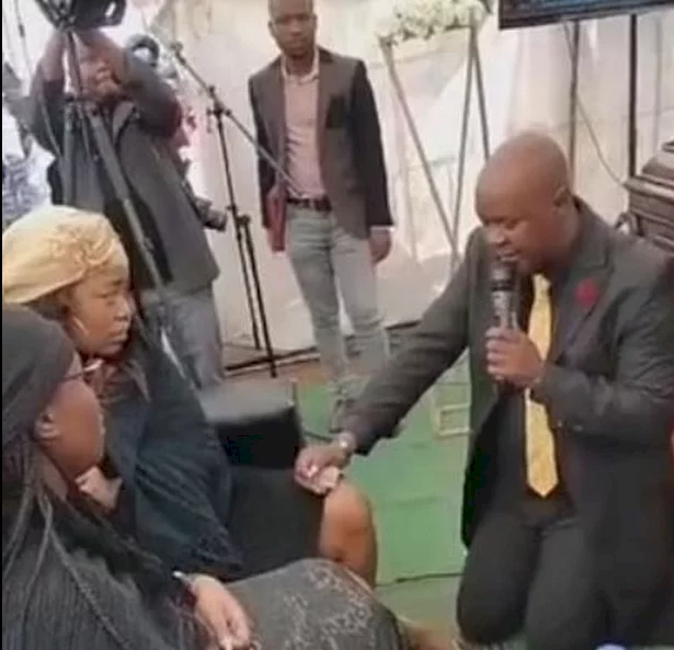South African man goes viral after he proposed to his girlfriend at her father's funeral (video) South African man goes viral after he proposed to his girlfriend at her father's funeral (video)