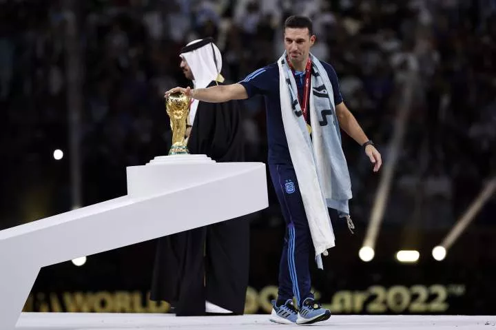 Lionel Scaloni with the 2022 FIFA World Cup trophy