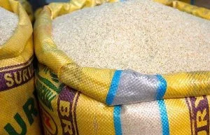 Traders sell 50kg bag of rice at new price, rice brands with lowest prices revealed
