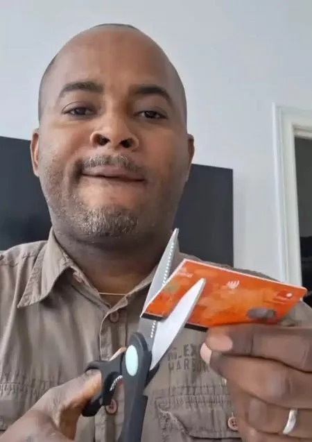 Man Cuts His GTBank ATM Card to Pieces to Protest Against Verydarkman's Arrest Man Cuts His GTBank ATM Card to Pieces to Protest Against Verydarkman's Arrest
