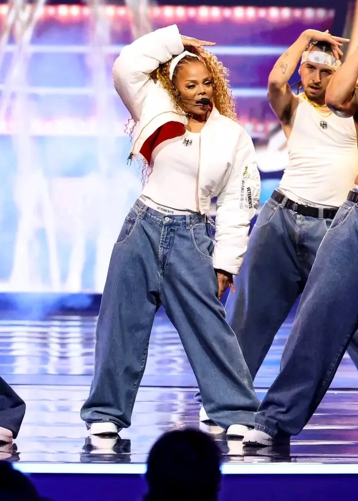 Janet Jackson stirs buzz with her performance at AMA awards