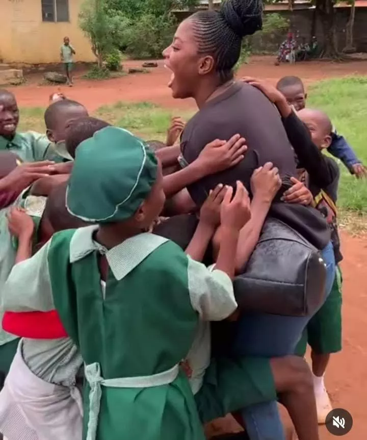 Teacher shares how students welcomed her after 2 weeks sick leave, video melts hearts