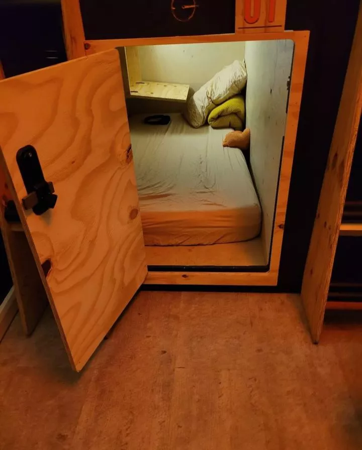 US-based Nigerian man shows sleeping 'box' where many who recently relocated pay to sleep for 8 hours