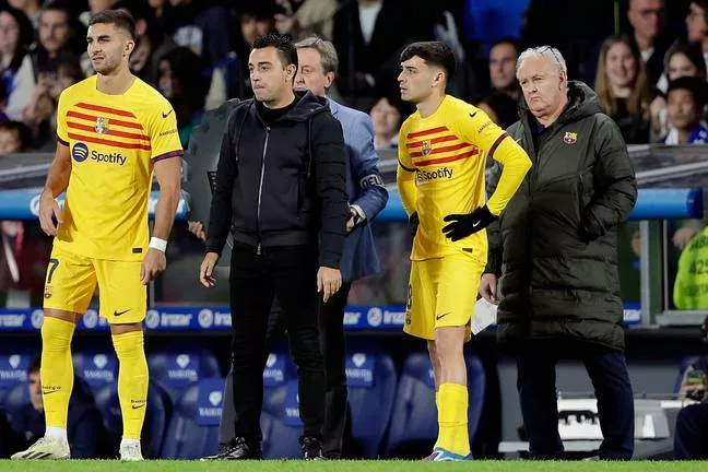 Torres alongside Barcelona manager Xavi. (Image Credit: Getty)