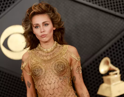 Miley Cyrus wears a naked dress made of gold safety pins at the 2024 Grammys (photos)