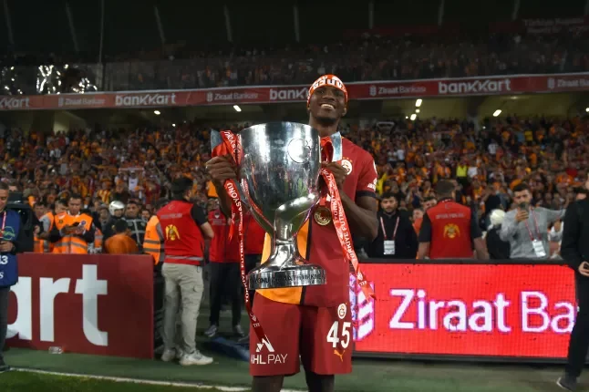 GAZIANTEP, TURKEY - MAY 14: Galatasaray Player Victor Osimhen hold the trophy to celebrate after winning the Ziraat Turkish Cup Final match between Trabzonspor and Galatasaray at Gaziantep Stadium on May 14, 2025 in Gaziantep, Turkey. (Photo by Seskim Photo/MB Media/Getty Images)