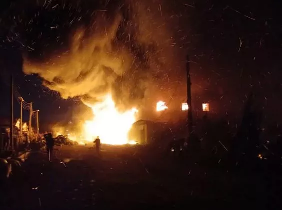 Panic As Fire Razes Three-Storey Building in Onitsha Panic As Fire Razes Three-Storey Building in Onitsha