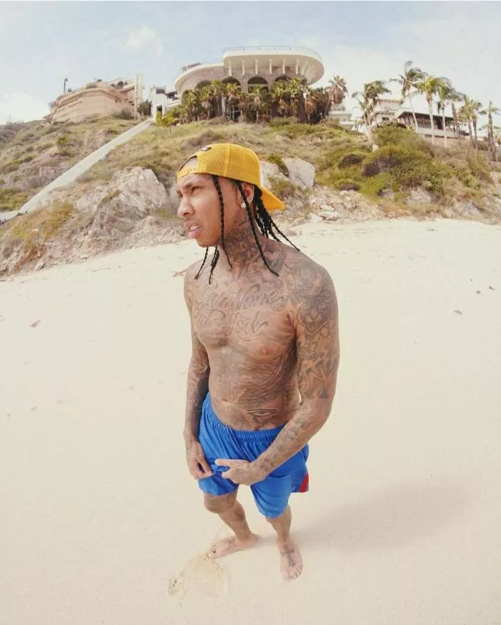 Tyga goes completely n*de as he tells haters to 'kiss my a**