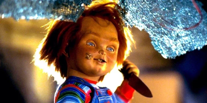 Brad Dourif as Chucky holding a knife in Child's Play 1988