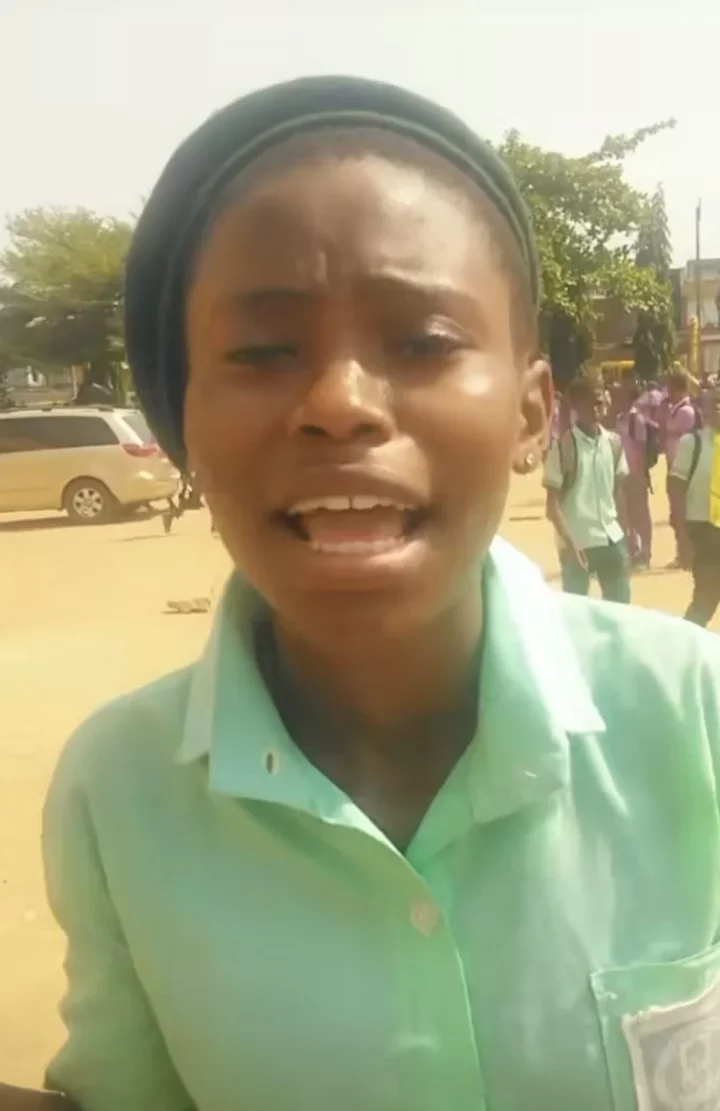 'If you can't press money clear' - Secondary school girl sends message to broke boys who want to date her