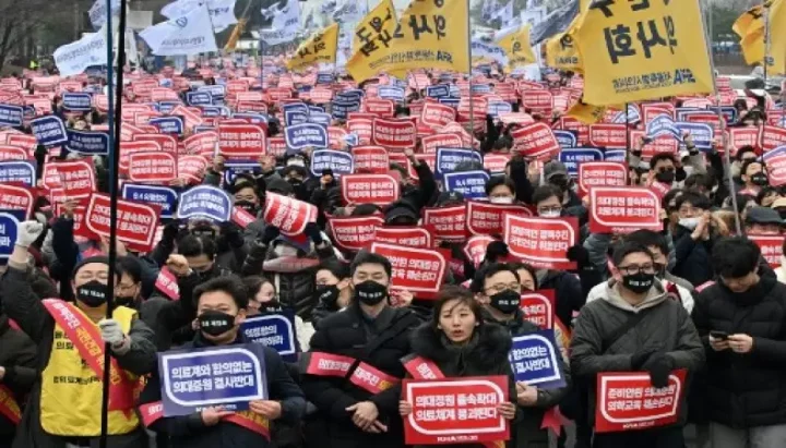 S/Korea starts process to suspend licences of 4,900 striking doctors
