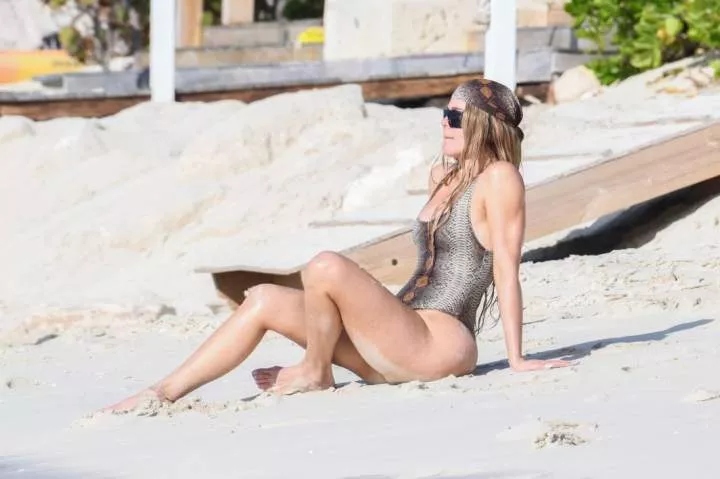 Kim and Khloe Kardashian wear sexy matching snakeskin swimsuits during vacation (photos)