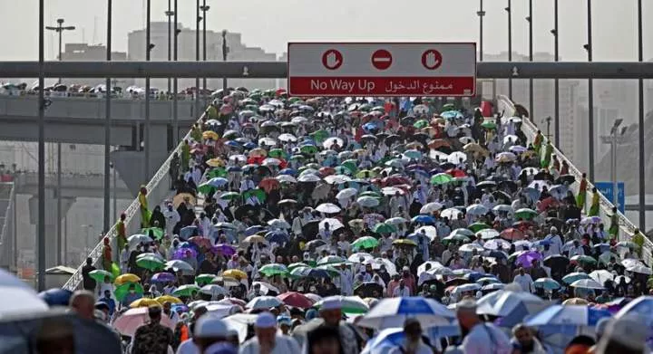 Extreme heat delays Hajj pilgrims from "stoning the devil" in Saudi Arabia