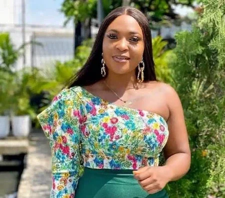 Stop Chasing After Small Boys - Blessing CEO Slams Nkechi Blessing for Hanging Davido's Portrait in Her Bedroom (Video)