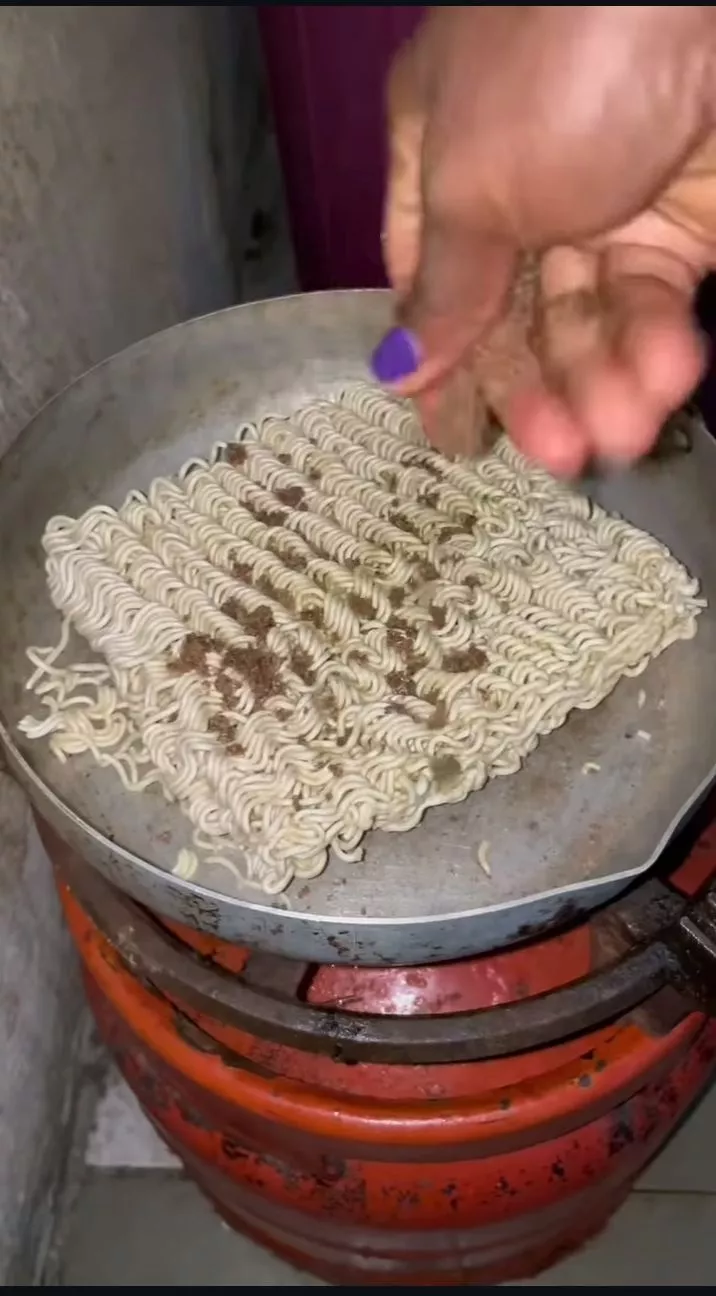 Lady stuns netizens with unique noodles preparation