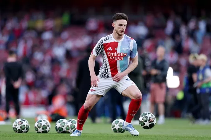 LONDON, ENGLAND: Declan Rice of Arsenal warms up prior to the UEFA Champions League 2024/25 Semi Final First Leg match between Arsenal FC and Paris Saint-Germain at Emirates Stadium on April 29, 2025. (Photo by Michael Steele/Getty Images)