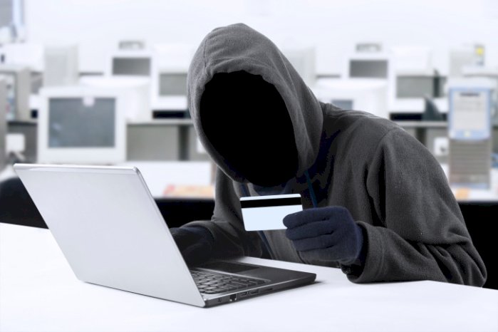Man returns N15.3M wired to him by yahoo boys that scammed an American woman (Video)