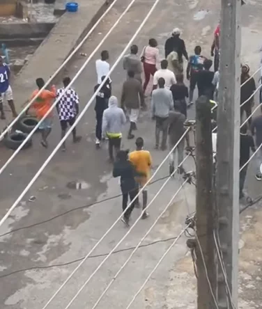 If you are not voting for APC, go home - Thugs chant in Isolo, Oshodi (video)
