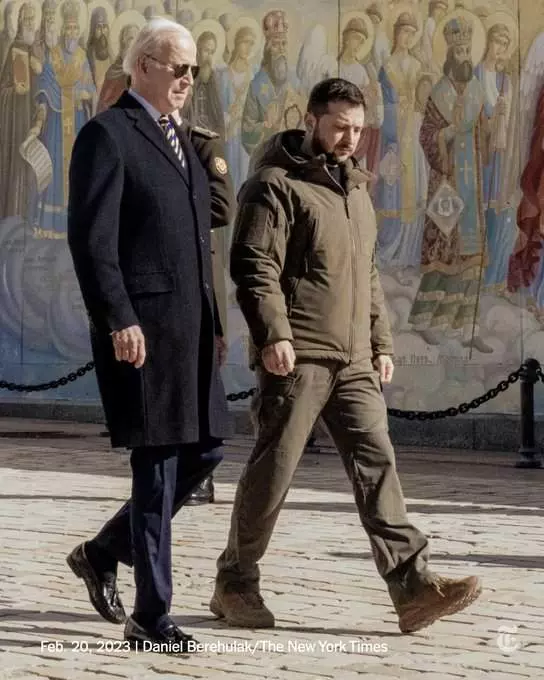 Joe Biden and Zelensky walk calmly on the streets of Kyiv guarded by hundreds of armed soldiers and secret service amid air raid sirens (video)