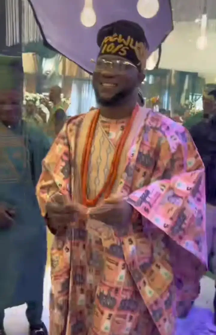 Bride disappointed as 'big man' turns up with sack filled with 5 and 10 naira notes (Video)