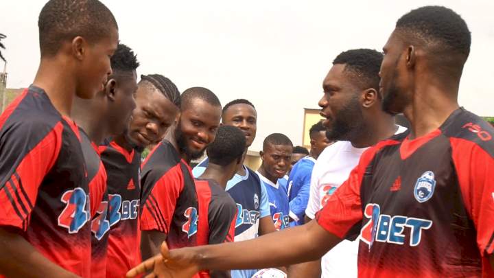 Representative of 22Bet NG meeting the players Bariga FC  team A before kick-off