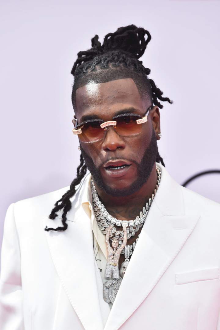 'Weren't his mates at Oba?' - Reactions as Burna Boy shows off dollar notes (Video)
